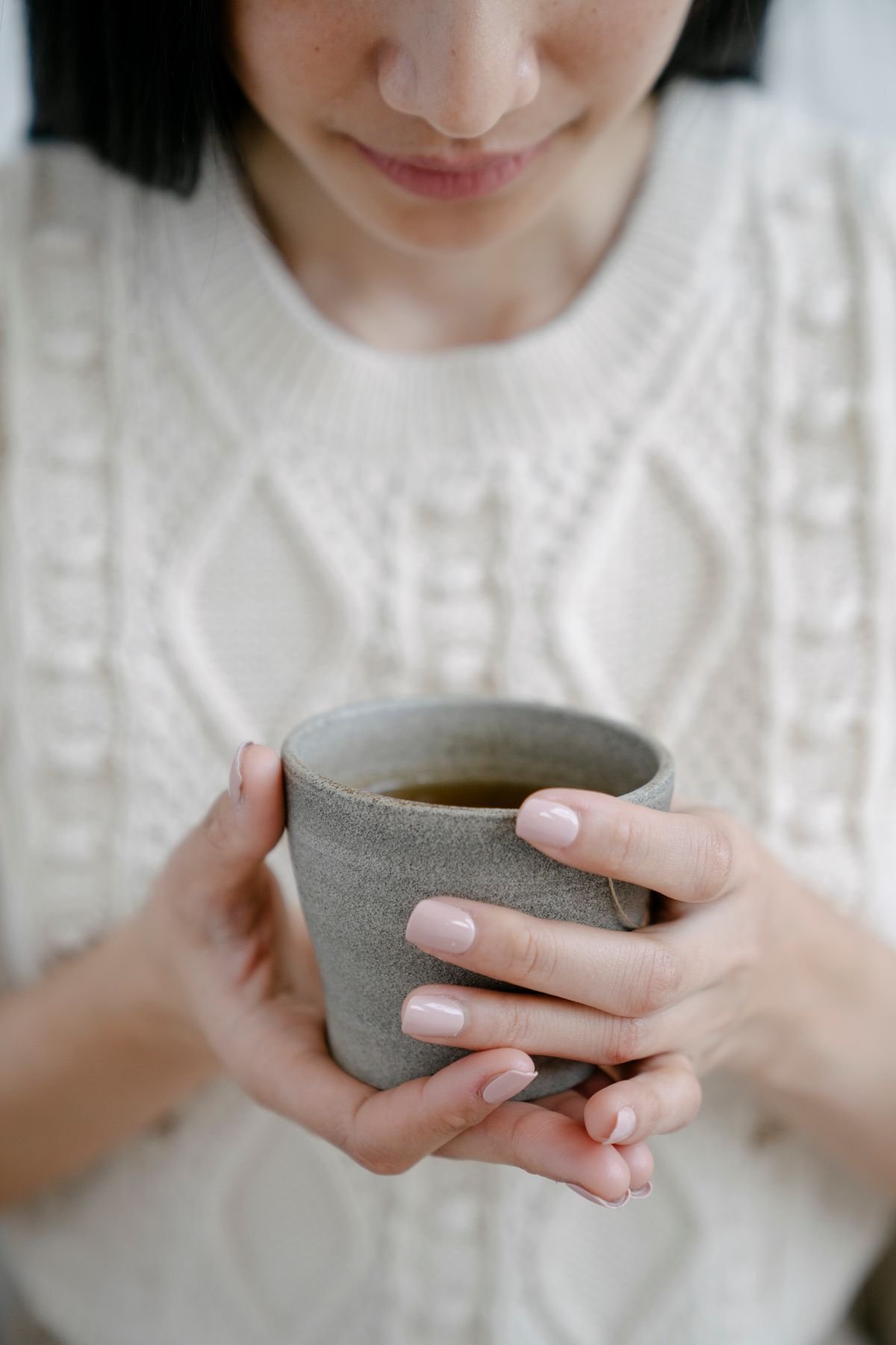 Chá de amora para menopausa: o que é mito e o que a ciência diz (eu testei por 3 meses)