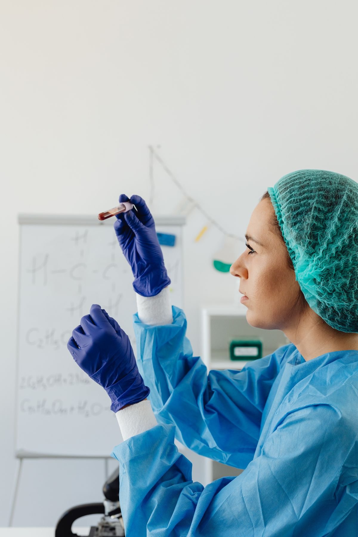 Cientista analisando amostra de sangue em ambiente de laboratório