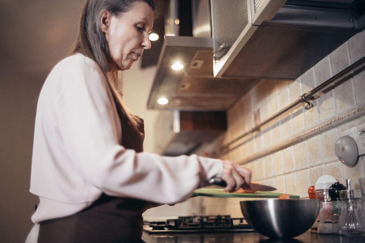 Menopausa engorda? Por que o peso muda mesmo sem mudar a alimentação