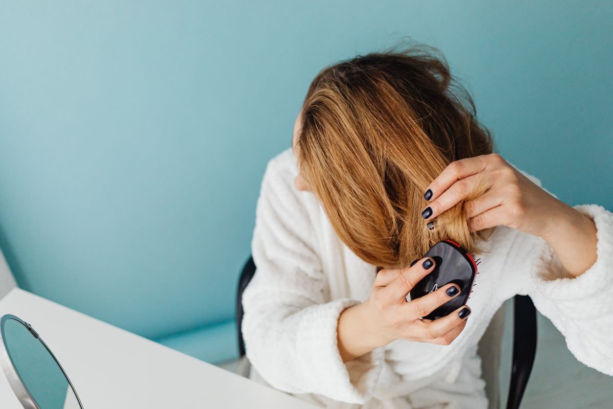 Queda de cabelo na menopausa: por que acontece e o que ajuda