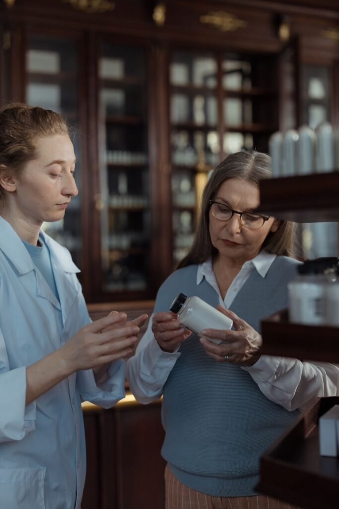 Mulher madura conversando com farmaceutica sobre medicamento