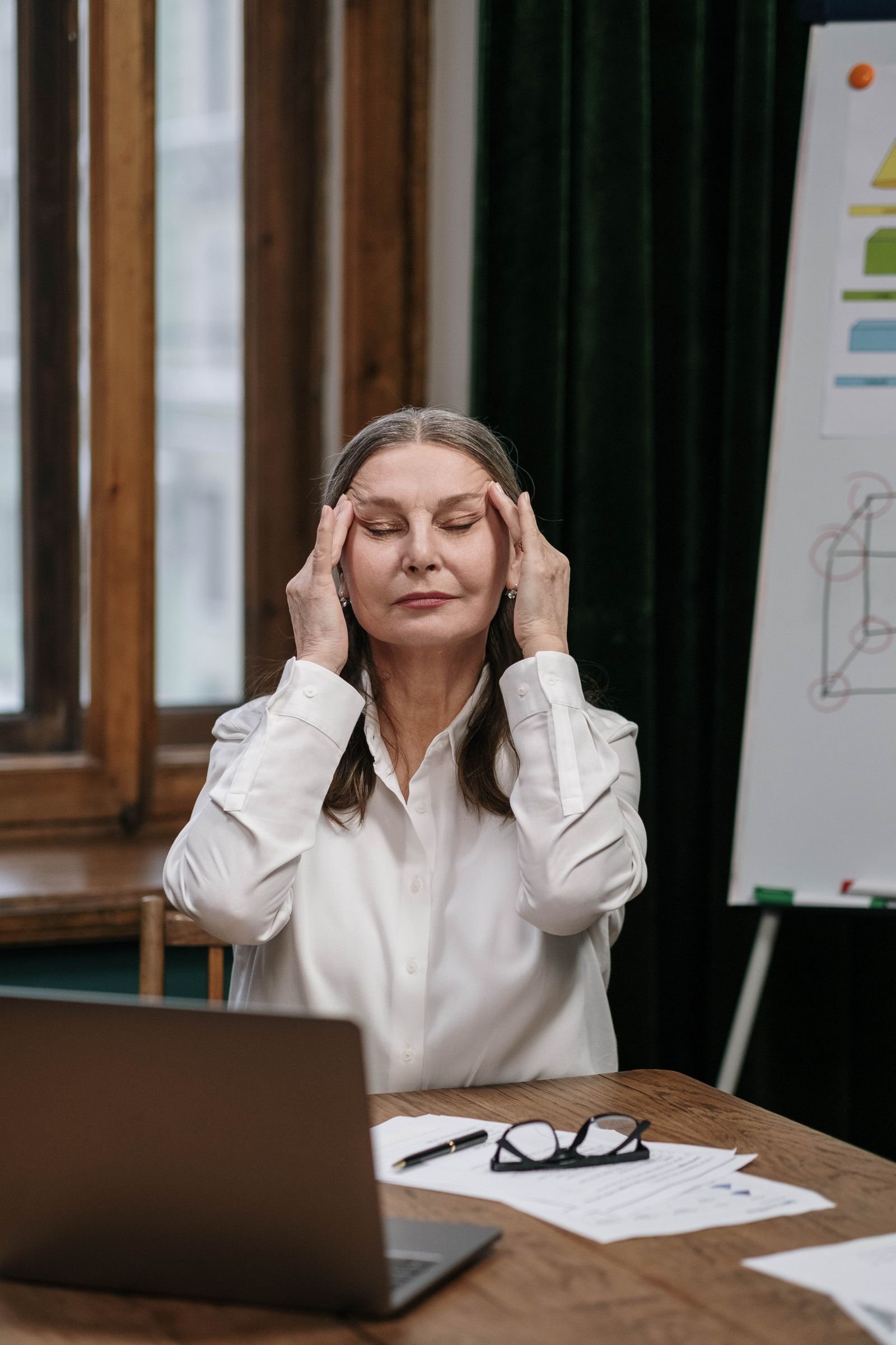 Enxaqueca na perimenopausa: por que piora e o que ajuda