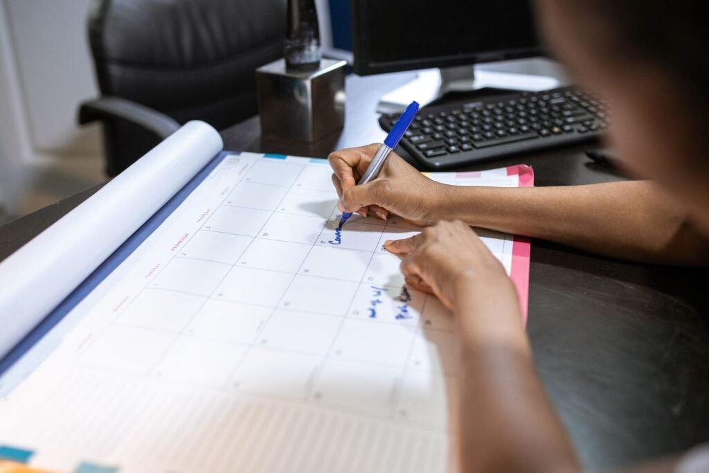 Close de maos marcando uma data no calendario