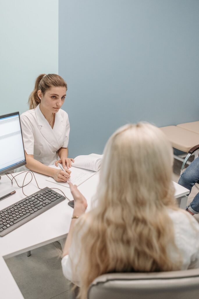 Medica conversando com uma paciente em consultorio